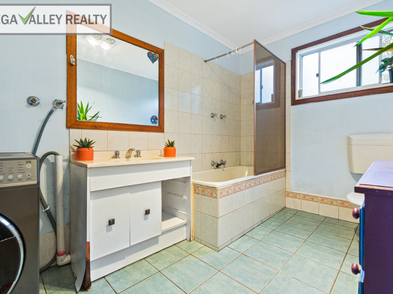 4 Minyama Parade, Bega, NSW 2550 AUS