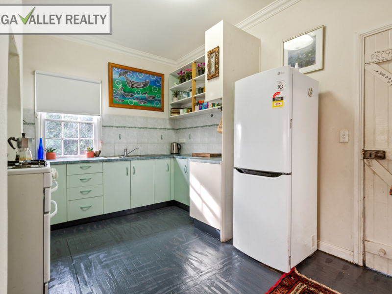 4 Minyama Parade, Bega, NSW 2550 AUS