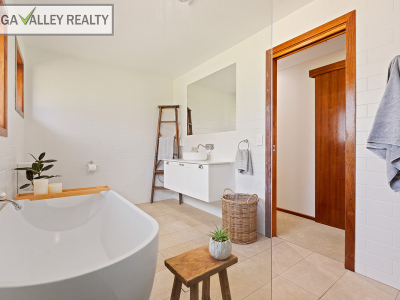 71 Gillcrest Drive, Bega, NSW 2550 AUS